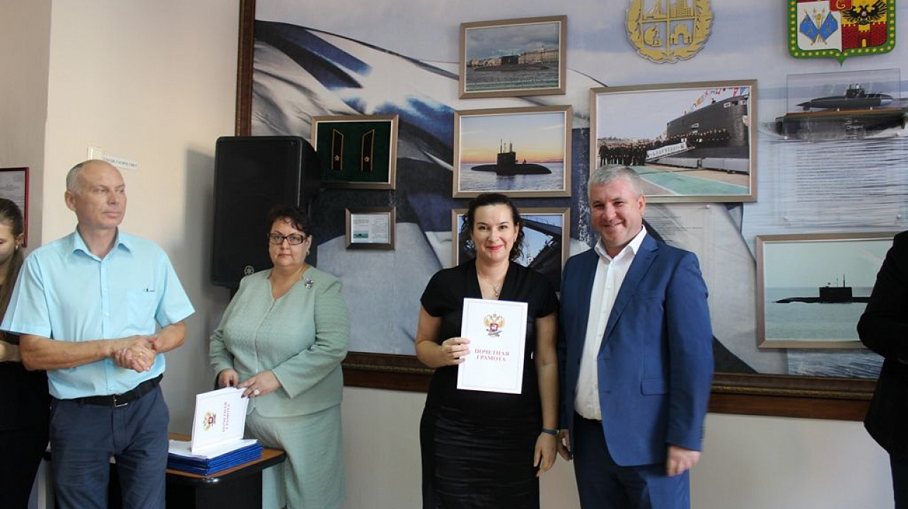 Педагоги Западного округа принимают поздравления с профессиональным праздником