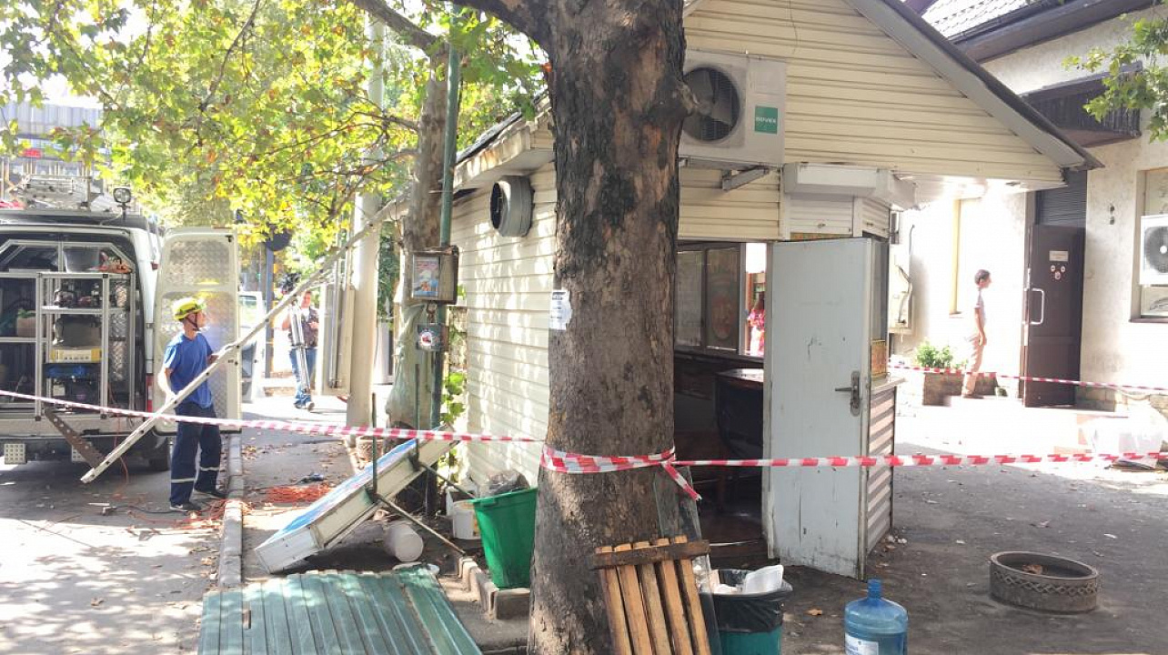 В центре Краснодара сносят очередной незаконный торговый павильон