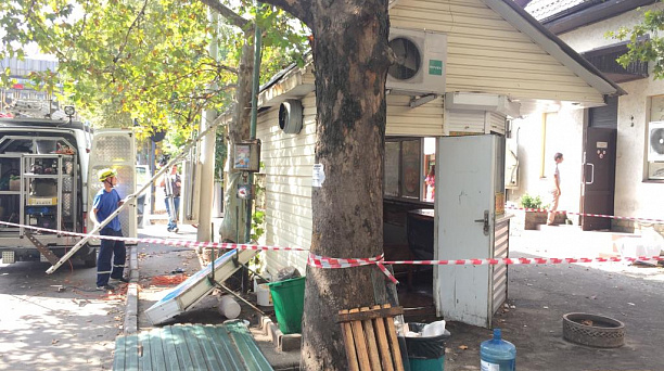 В центре Краснодара сносят очередной незаконный торговый павильон