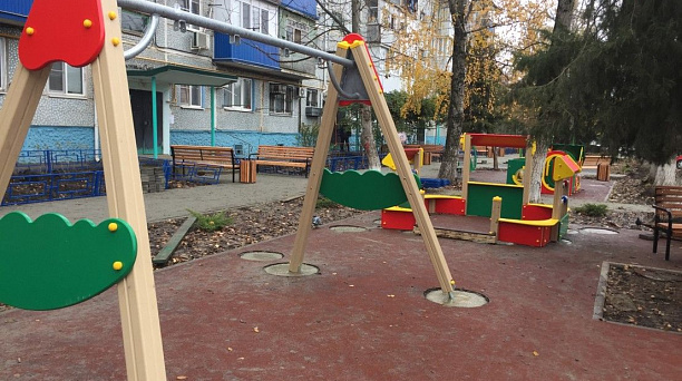 Работы по благоустройству дворовых территорий в пос. Лорис и на ул. Новороссийской в Краснодаре выполнены на 85%