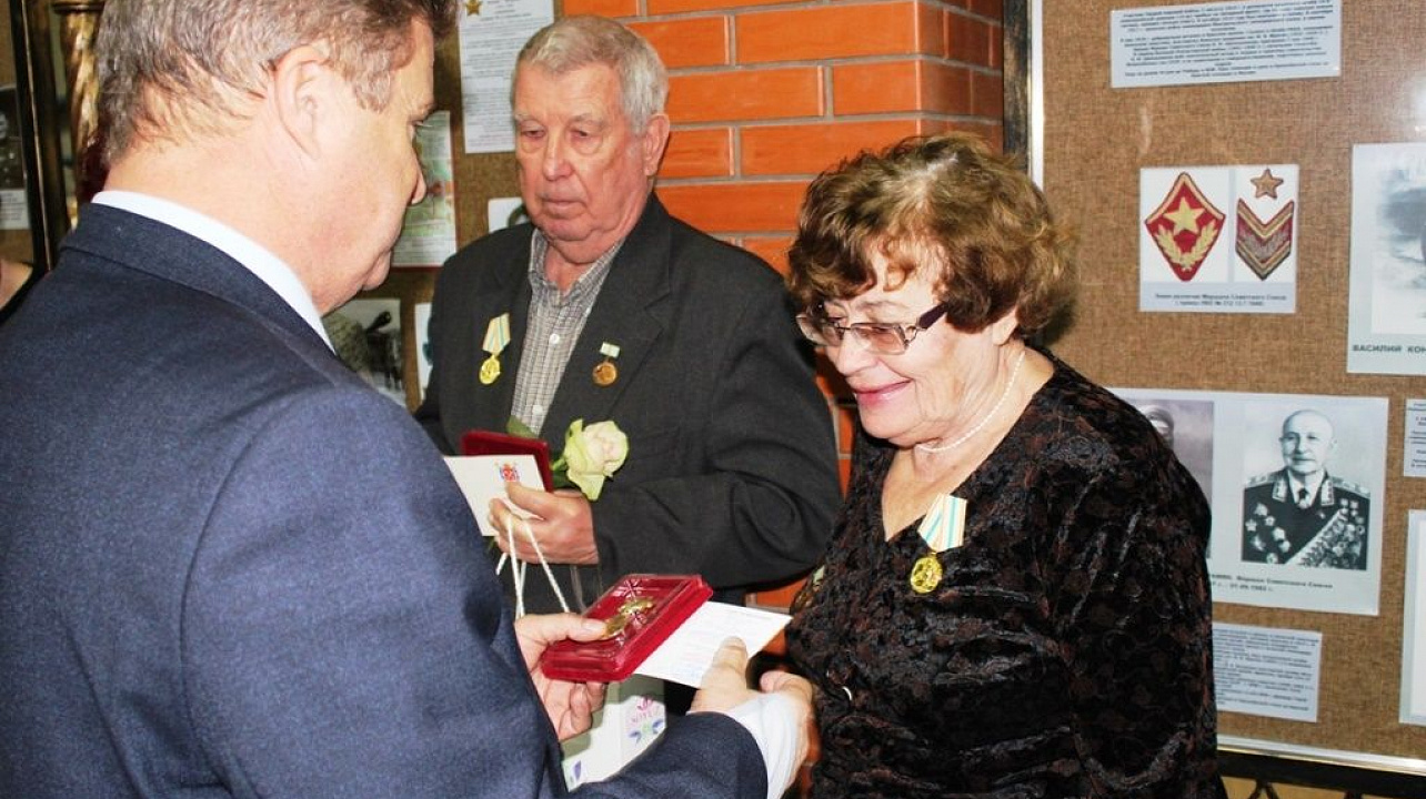 В Западном округе продолжается вручение памятных знаков к годовщине снятия блокады Ленинграда