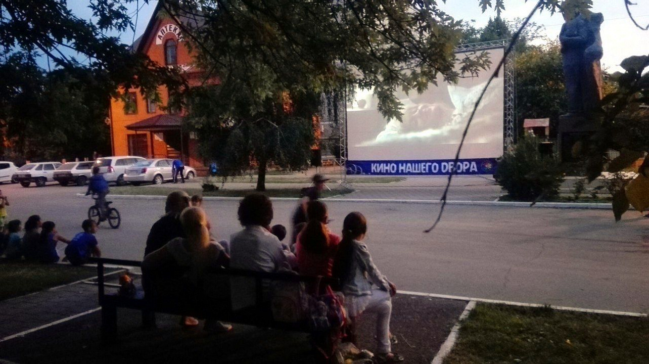 В Прикубанском округе продолжаются летние киноакции