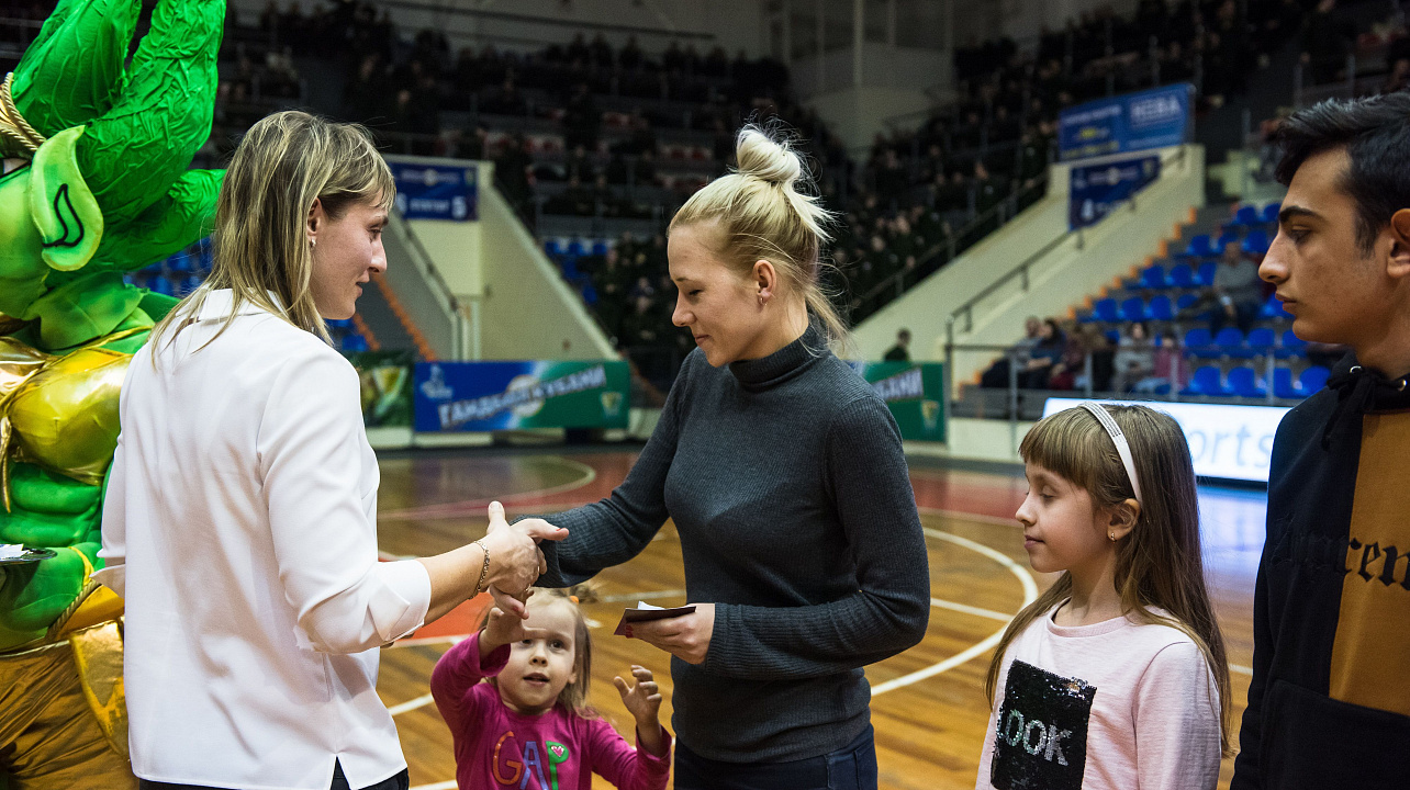 Знаки ГТО из рук известных спортсменов