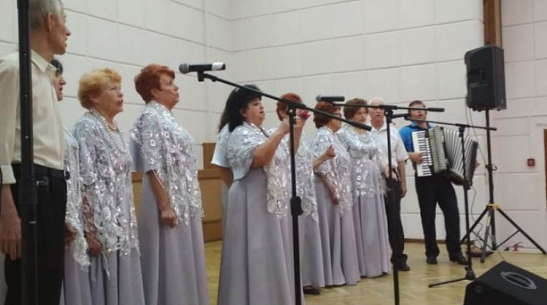 Руководитель ансамбля  Дома культуры Западного округа Лариса Ермоленко отметила юбилей