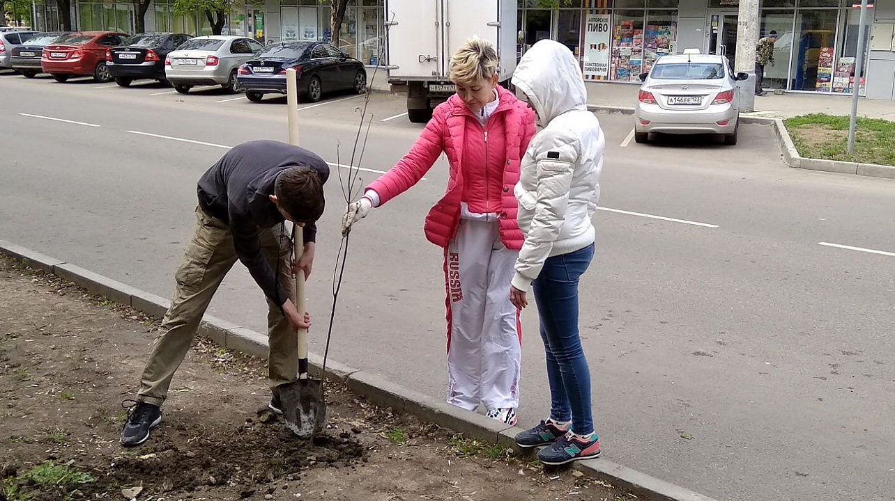 Воспитанники детского центра «АВИС» высадили аллею в память о детях – героях Великой Отечественной войны