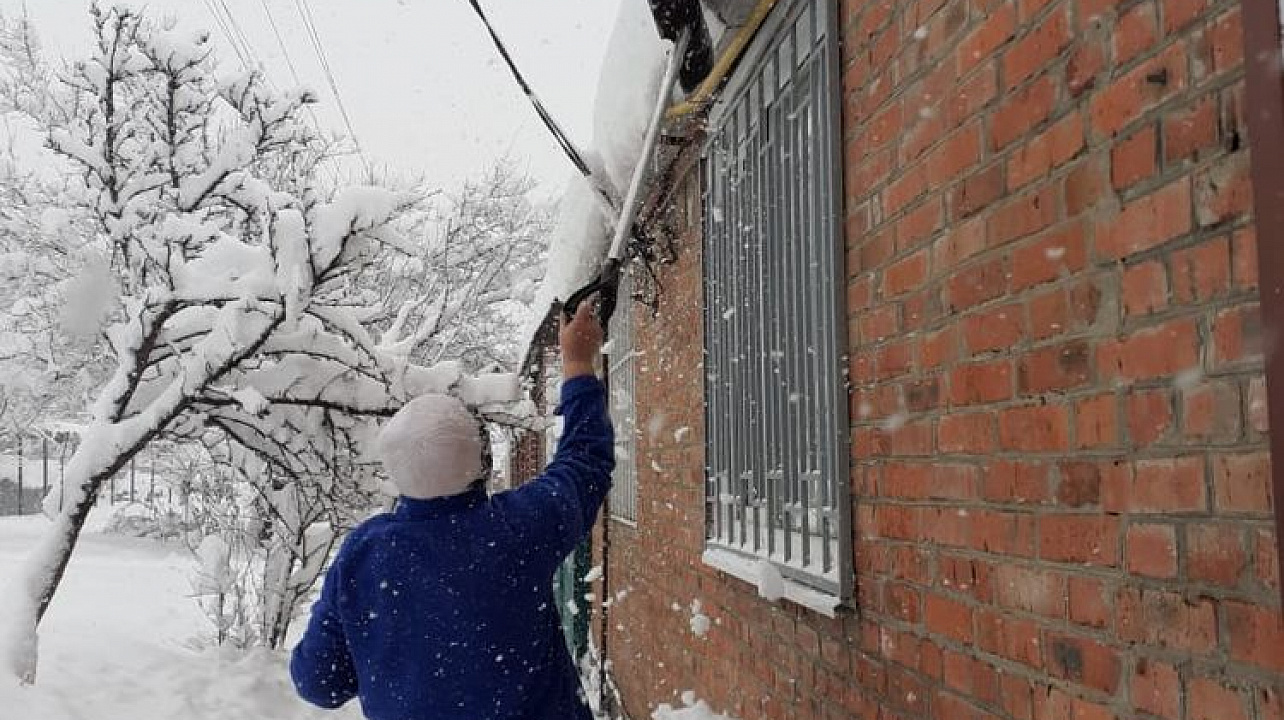 Улицы и дворы Центрального округа очищают от снега и наледи