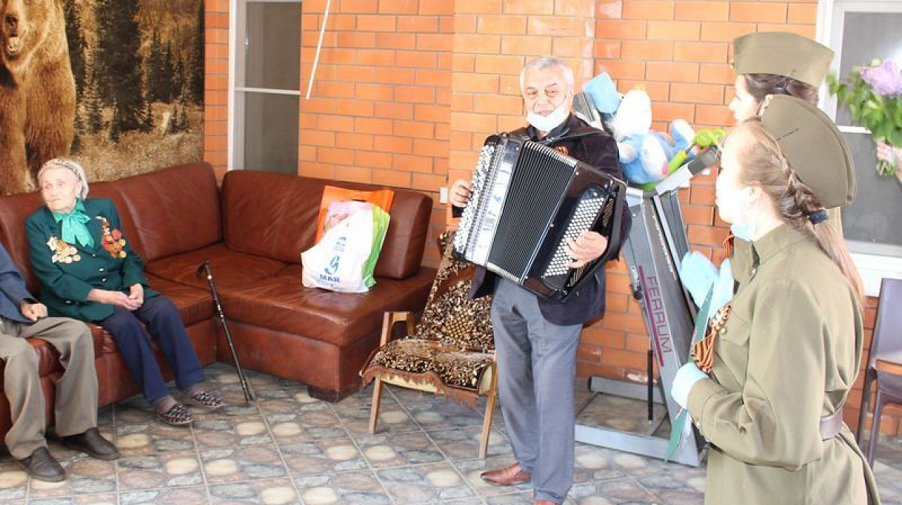 Фронтовики Центрального округа принимают поздравления