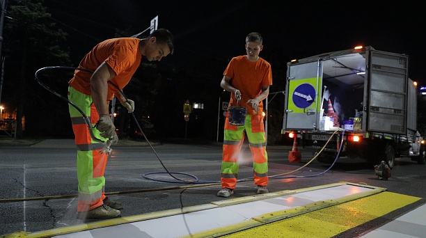 Перед началом учебного года в Краснодаре обновляют дорожную разметку около школ
