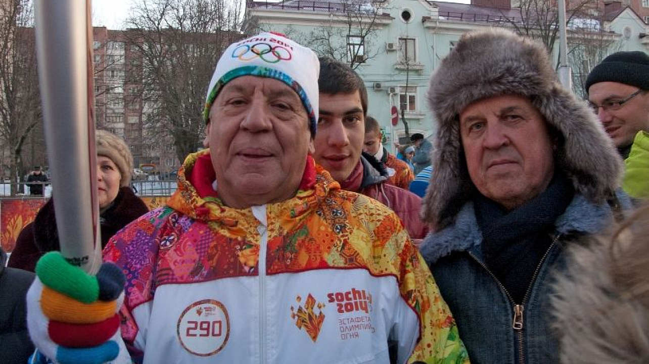 Жители Центрального округа встретили Олимпийский огонь