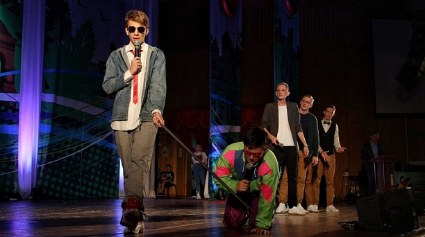 Евгений Первышов вручил чемпиону открытой Краснодарской лиги КВН сертификат на 200 тыс. руб.