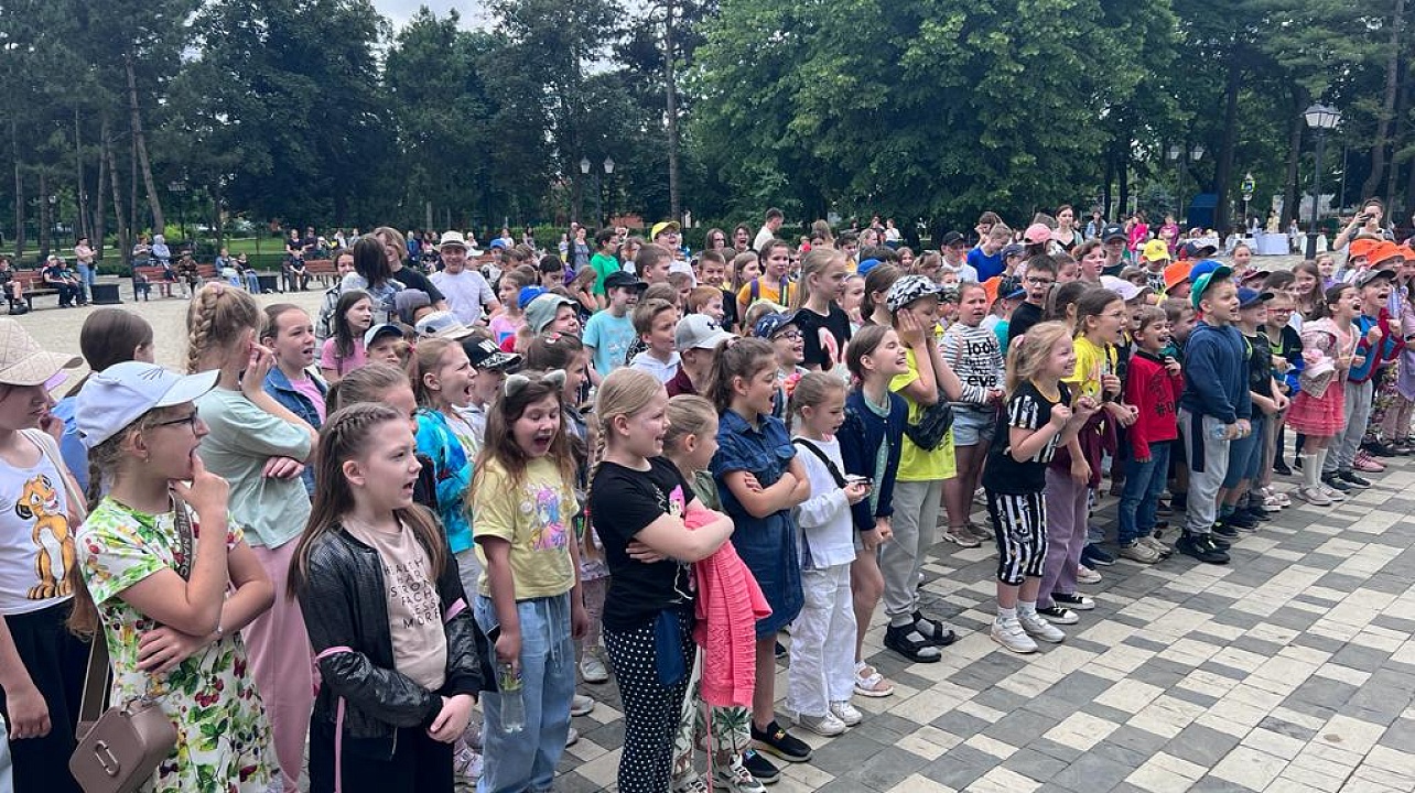 Чудесный детский праздник сегодня прошел в сквере имени Толстого в Славянском микрорайоне 
