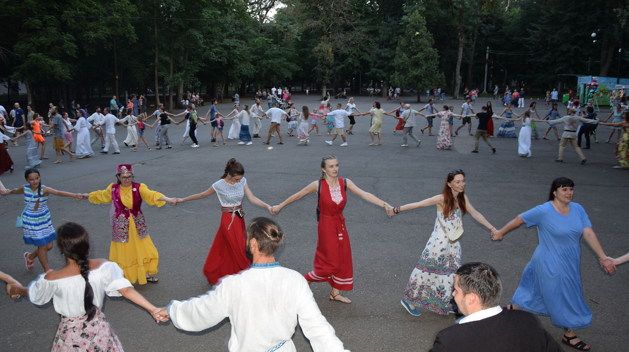 В Краснодаре представители различных национальностей взялись за руки в едином хороводе (2).JPG