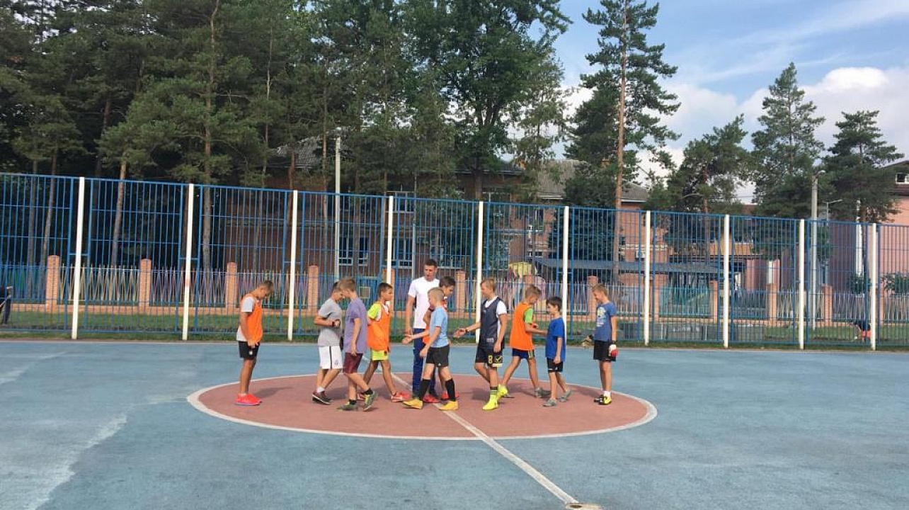 Подростки Западного округа  сражаются за победу на турнирах по мини-футболу