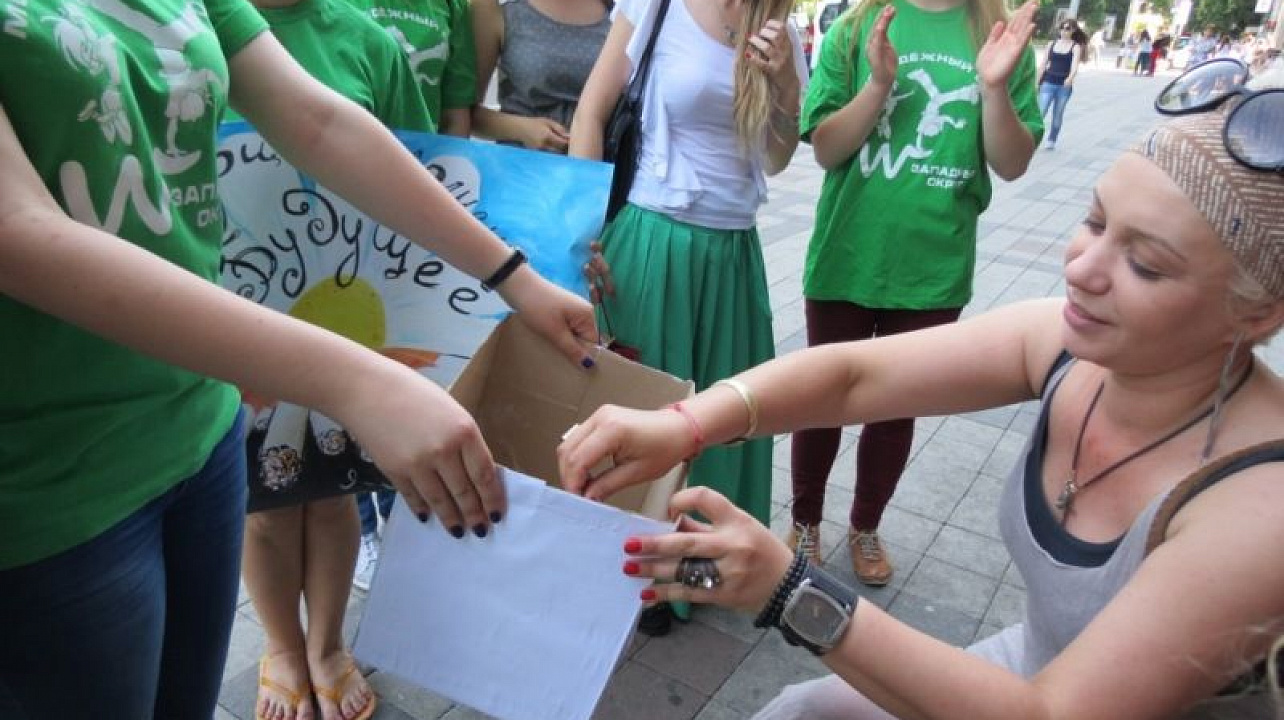 Молодежный совет  Западного округа предложил прохожим сменить сигарету на конфету