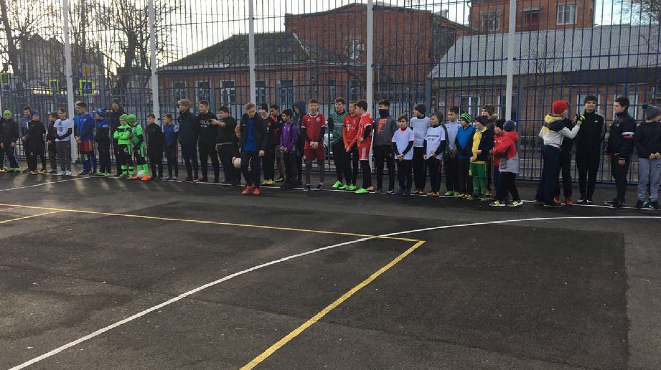 Юные краснодарки играют в футбол