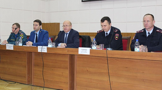 В администрации Западного округа обсудили меры безопасности в период новогодних праздников