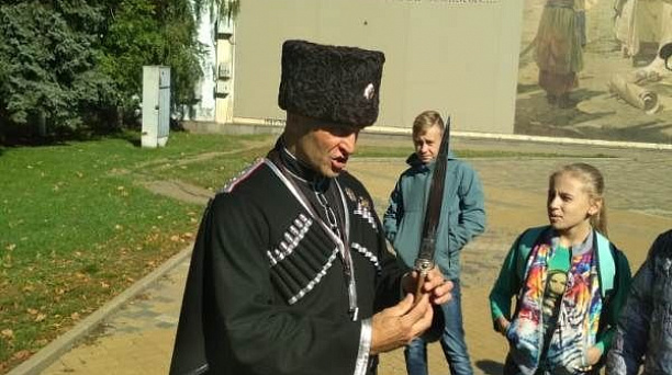 Казачьи классы школы № 46 приняли участие в пешей экскурсии «Екатеринодар – град казачий»