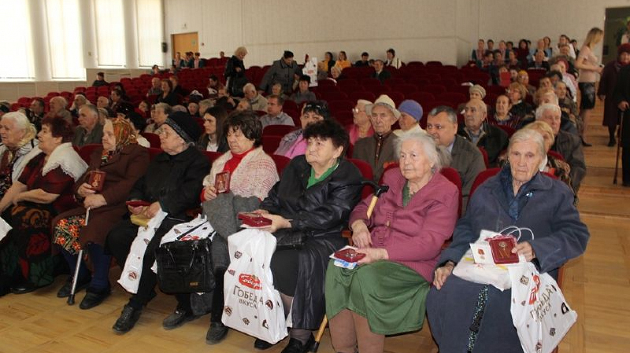 В Центральном округе вручено порядка 850 юбилейных медалей ветеранам Великой Отечественной войны