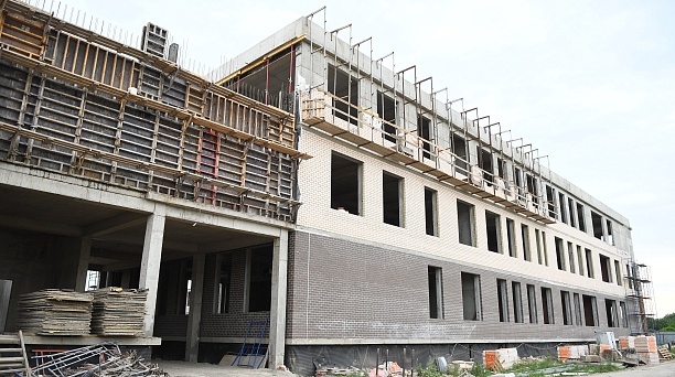 Строительство школы на 1550 мест по ул. им. Генерала Брусилова выполнено наполовину