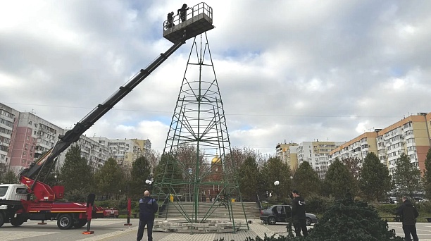 В Юбилейном микрорайоне Краснодара установили первую новогоднюю ёлку
