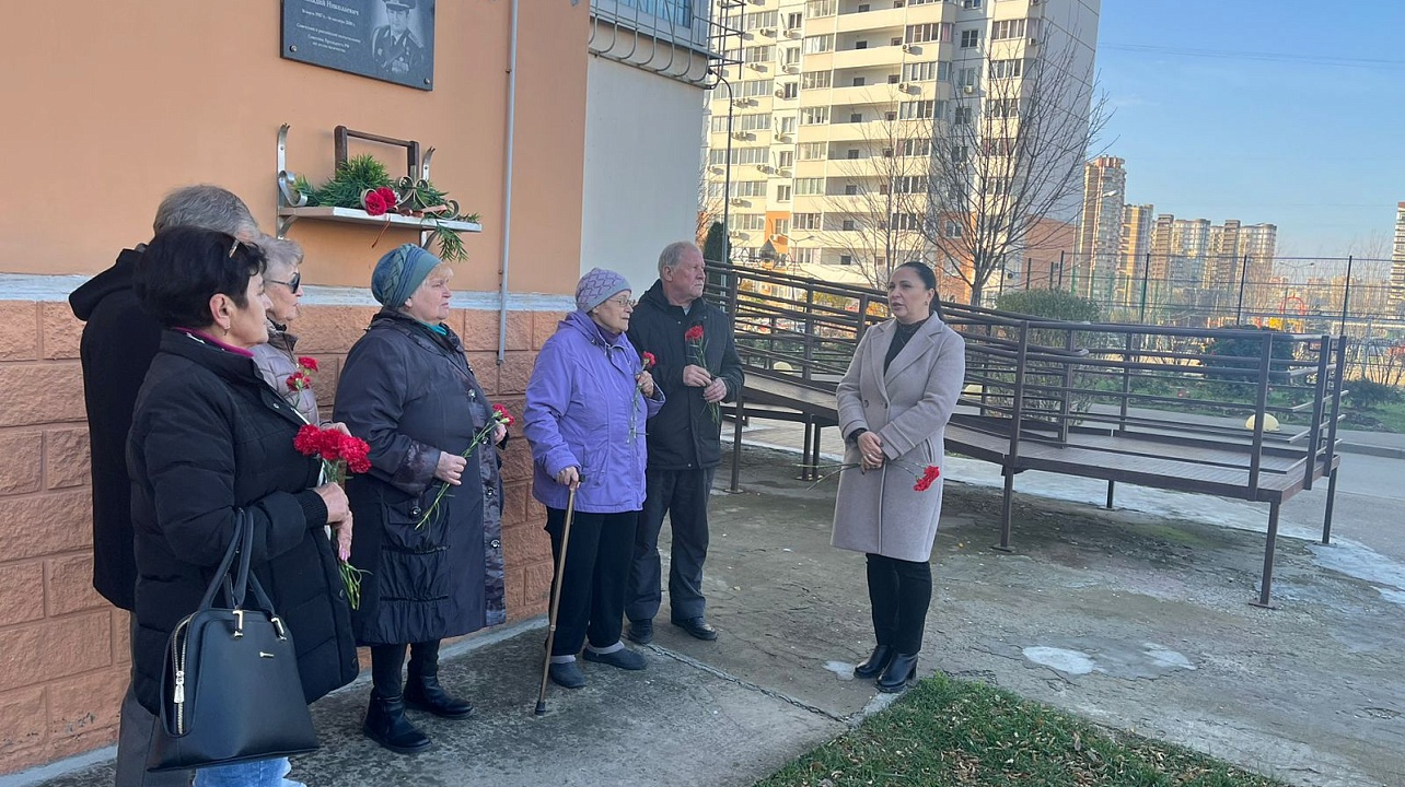 В День Героев Отечества в Прикубанском округе по традиции прошли возложения цветов у памятников воинам Великой Отечественной войны 