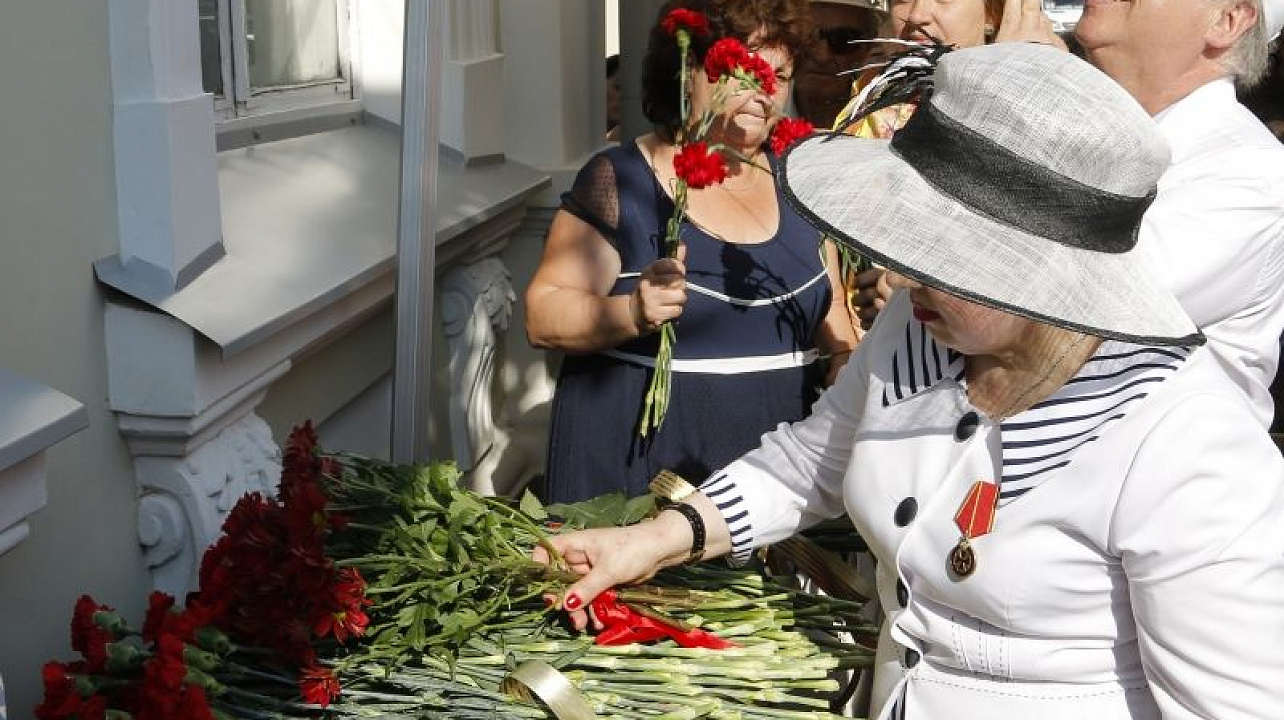 В Краснодаре торжественно открыли мемориальную доску Лю Нахлуховичу Трахову