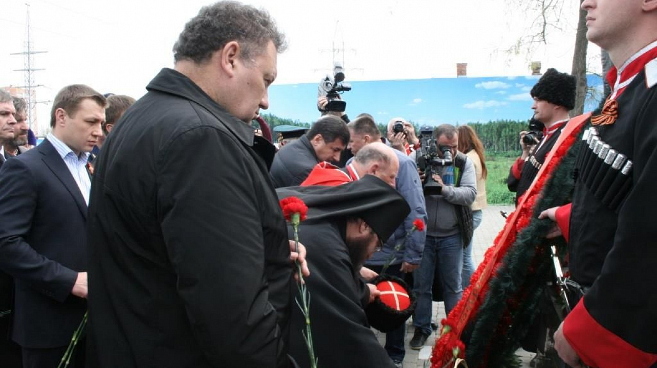 Почтить память командующего Добровольческой армии генерала Лавра Корнилова на месте его гибели пришли несколько тысяч краснодарцев.