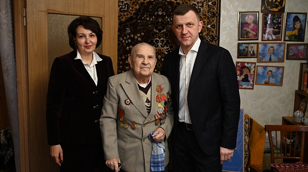 Евгений Наумов в день 100-летнего юбилея ветерана вручил ему медаль в честь 80-летия Победы