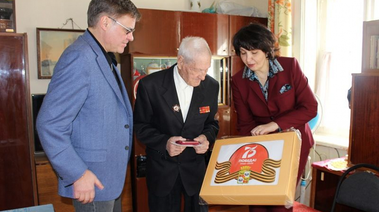 В Центральном округе продолжается вручение юбилейных медалей на дому