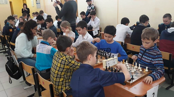 Школьники Западного округа приняли участие в шахматно-шашечном турнире