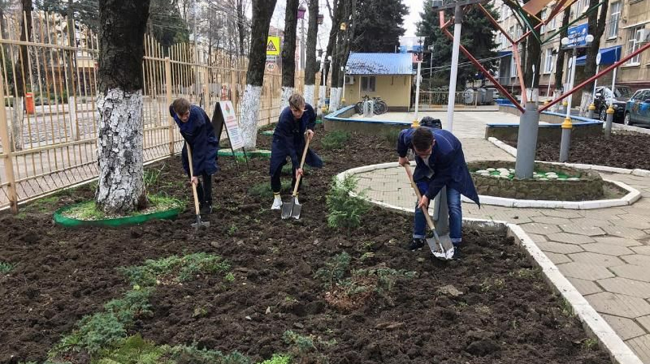 Молодежь Центрального округа активно участвует в субботниках