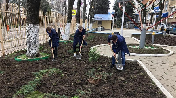 Молодежь Центрального округа активно участвует в субботниках