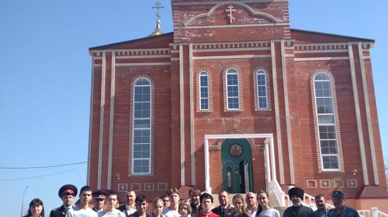 В Пашковском жилом массиве высадили дубовую аллею в честь 75-летия Победы и памяти погибших казаков