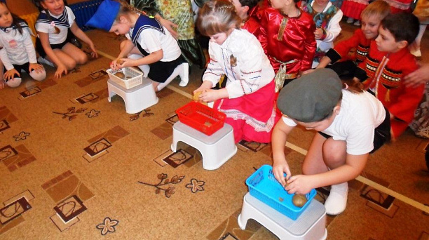 Самые младшие воспитанники прикубанского детсада №173 учатся «шагать, как солдаты»