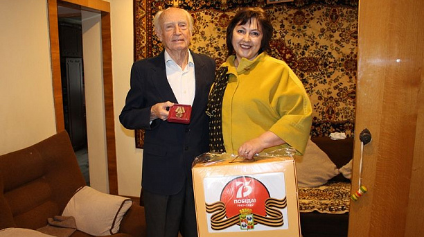 Ветеранам Центрального округа вручают юбилейные медали на дому