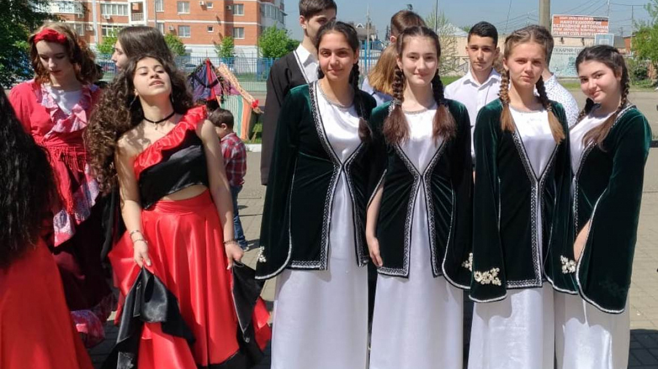 В школе Западного округа прошёл фестиваль «Радуга»