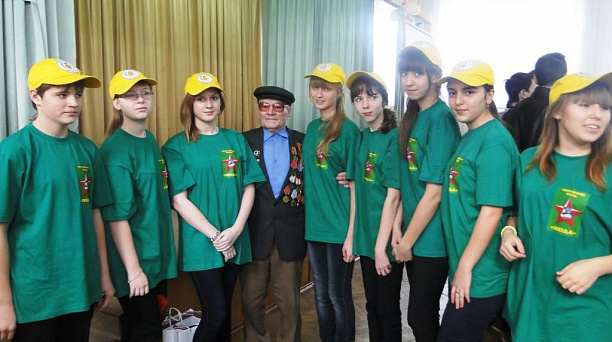 Тимуровцы прикубанской гимназии №18 поздравили на дому ветеранов-сталинградцев