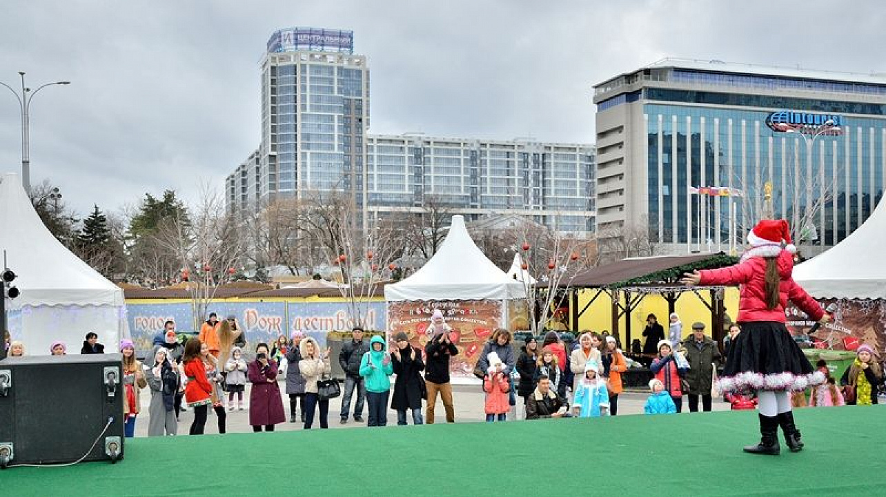 100 юных прикубанцев из Центра детского творчества сделали новогодний подарок горожанам