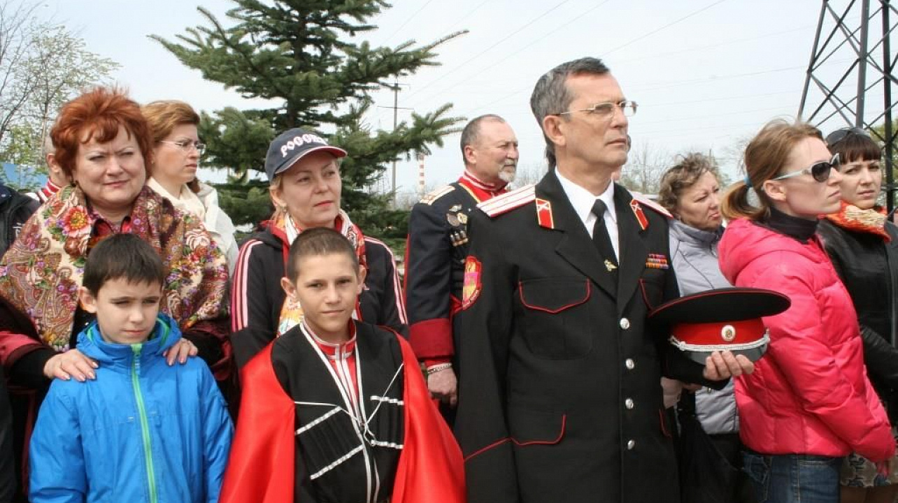 Почтить память командующего Добровольческой армии генерала Лавра Корнилова на месте его гибели пришли несколько тысяч краснодарцев.