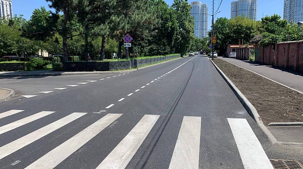 Новый асфальт, парковки и тротуары: ремонт участка улицы Дальней завершен