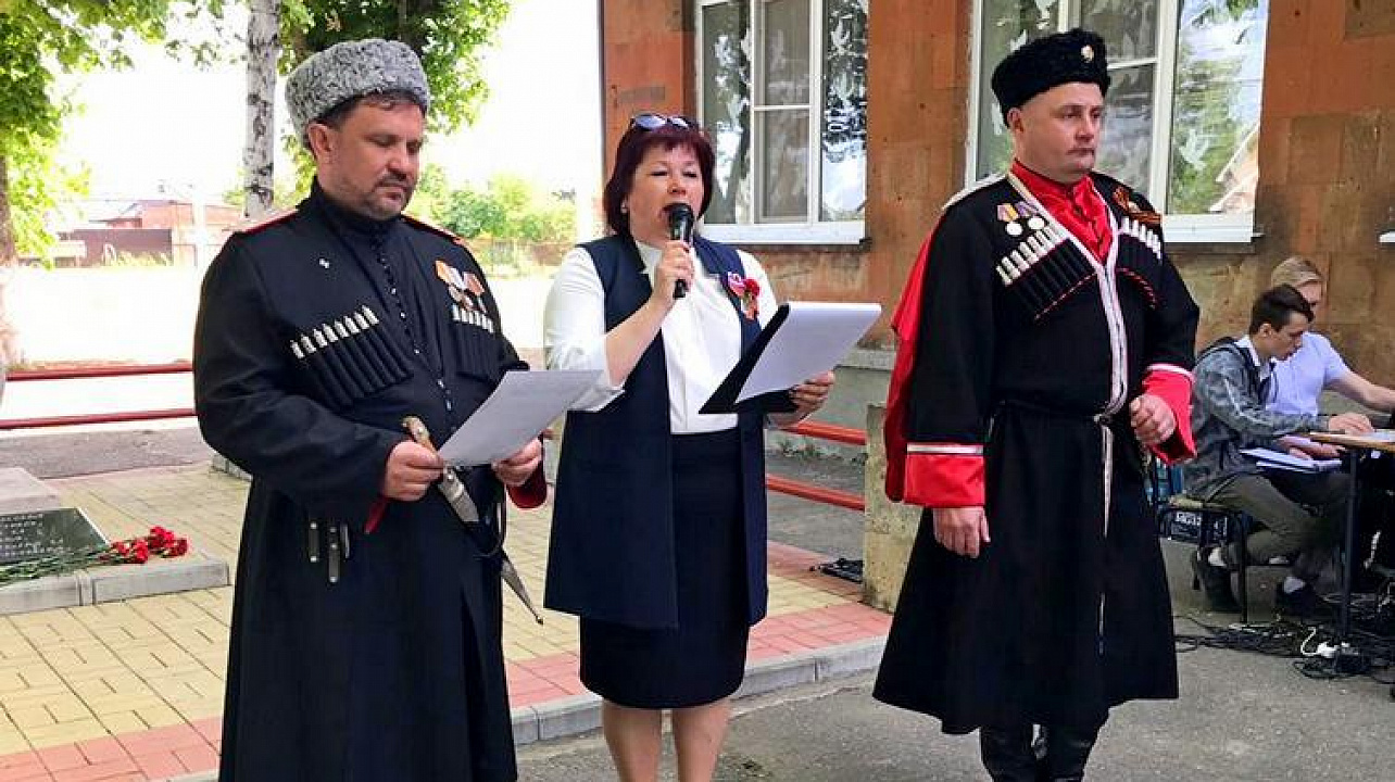 Бравые казачата в строю, да с песней!