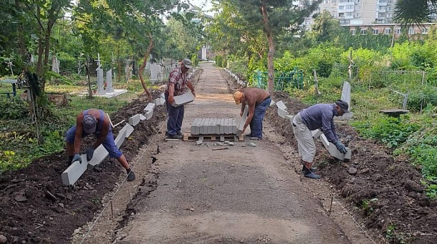 Продолжается благоустройство территории Всесвятского кладбища