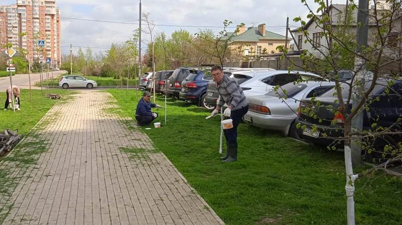 Чернобыльцы Прикубанского округа провели субботник на бульваре Памяти чернобыльцев