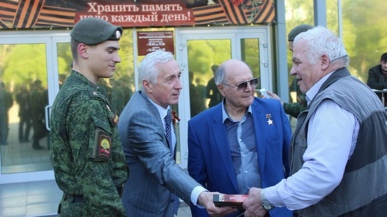 "Боевое братство" провело встречу курсантов с героем труда Кубани, писателем Владимиром Руновым.jpg