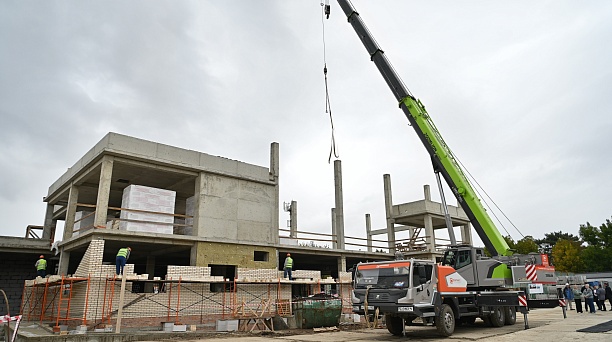 Евгений Наумов проконтролировал ход строительства пищеблока и спортзала на территории школы № 63 Краснодара