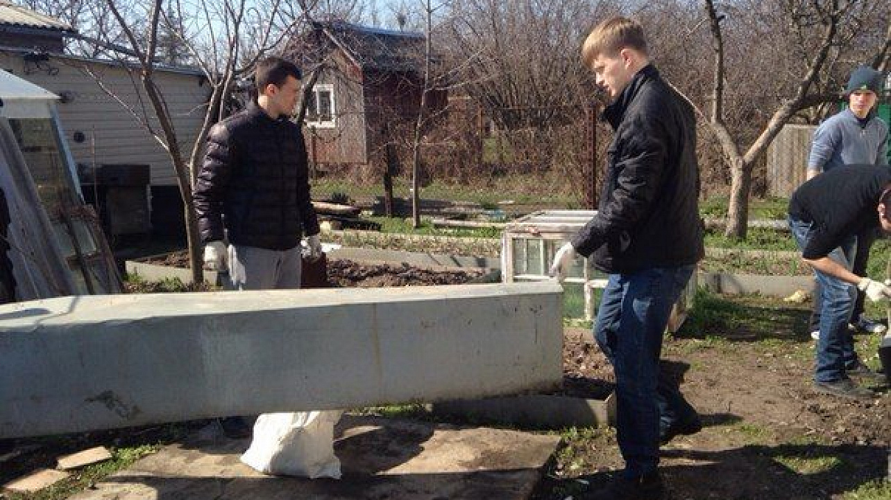 Члены молодежного Совета при главе Прикубанского округа оказали помощь ветерану войны