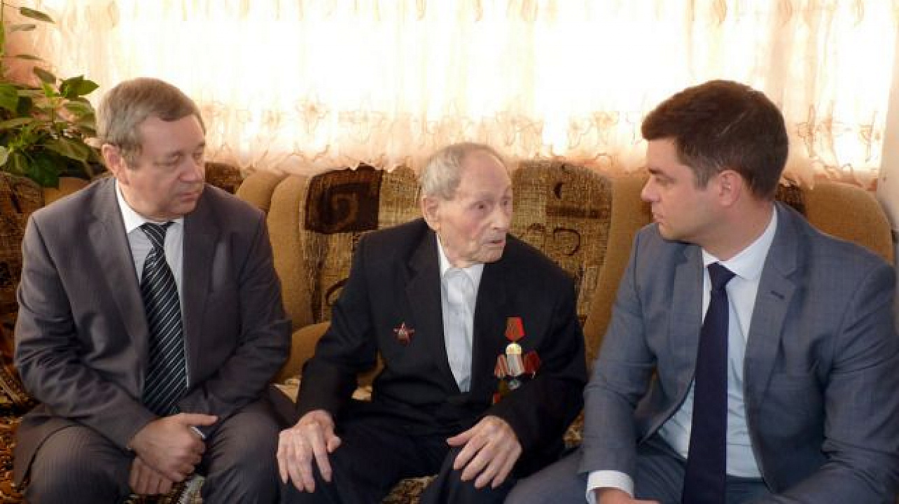 Глава Прикубанского округа Александр Журавлев поздравил старейшего жителя Краснодара со 108-летием