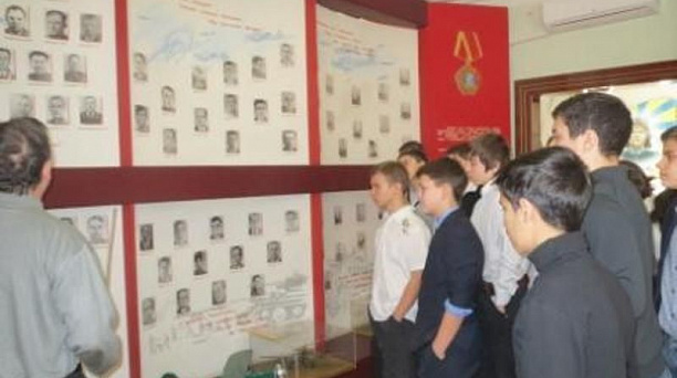 Школьники Центрального округа побывали на экскурсии в авиационном училище