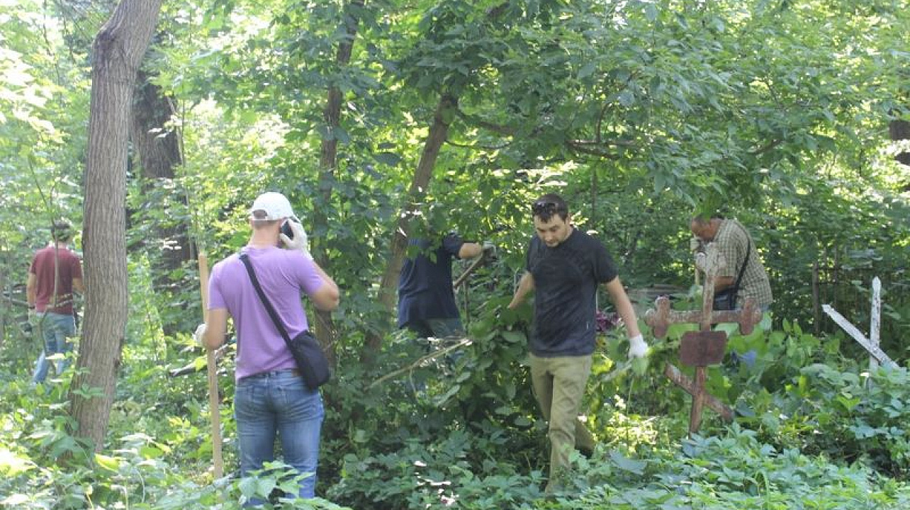 Сотрудники администрации Центрального округа приняли участие в субботнике на Таманском кладбище