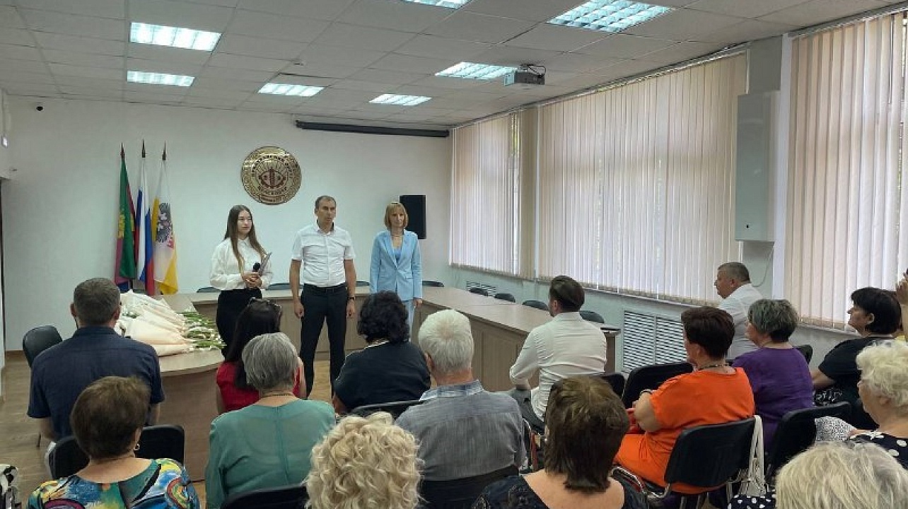 Сегодня в Прикубанском округе памятными знаками Законодательного Собрания Краснодарского края наградили председателей ТОС за активное участие в общественной жизни города